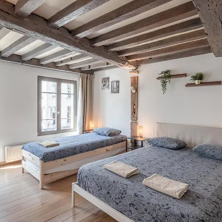 Tempel Triplex & Duplex At Historic Heart Of *